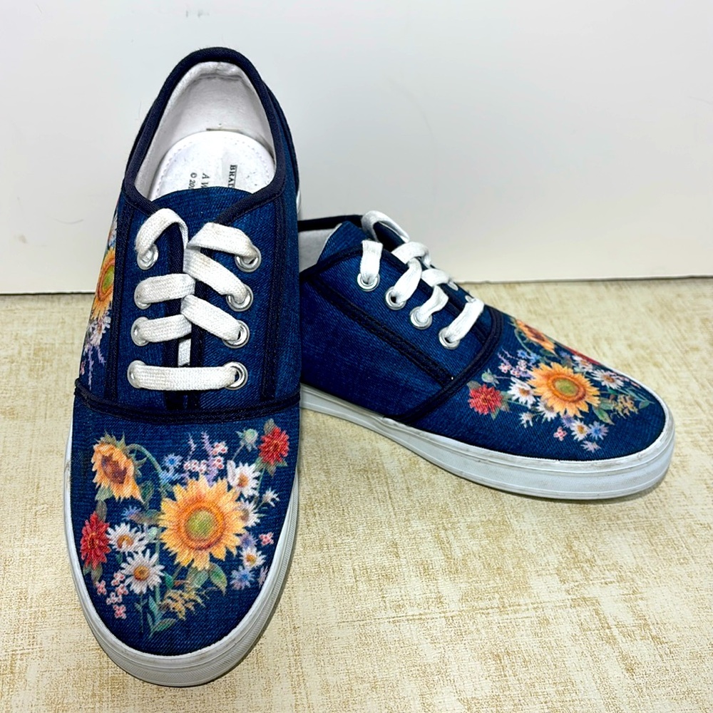 The Bradford Exchange 2015 "Garden of Sunshine" Womens Shoe - Size 5 (New)